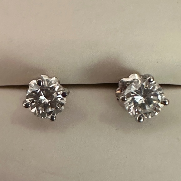 Diamond Stud earrings - Picture 2 of 10